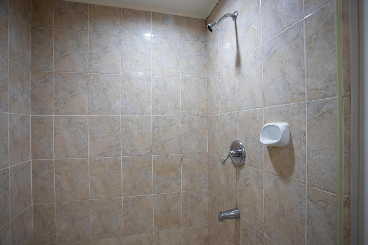 Oyo 821 Connector Hostel 马卡蒂 外观 照片